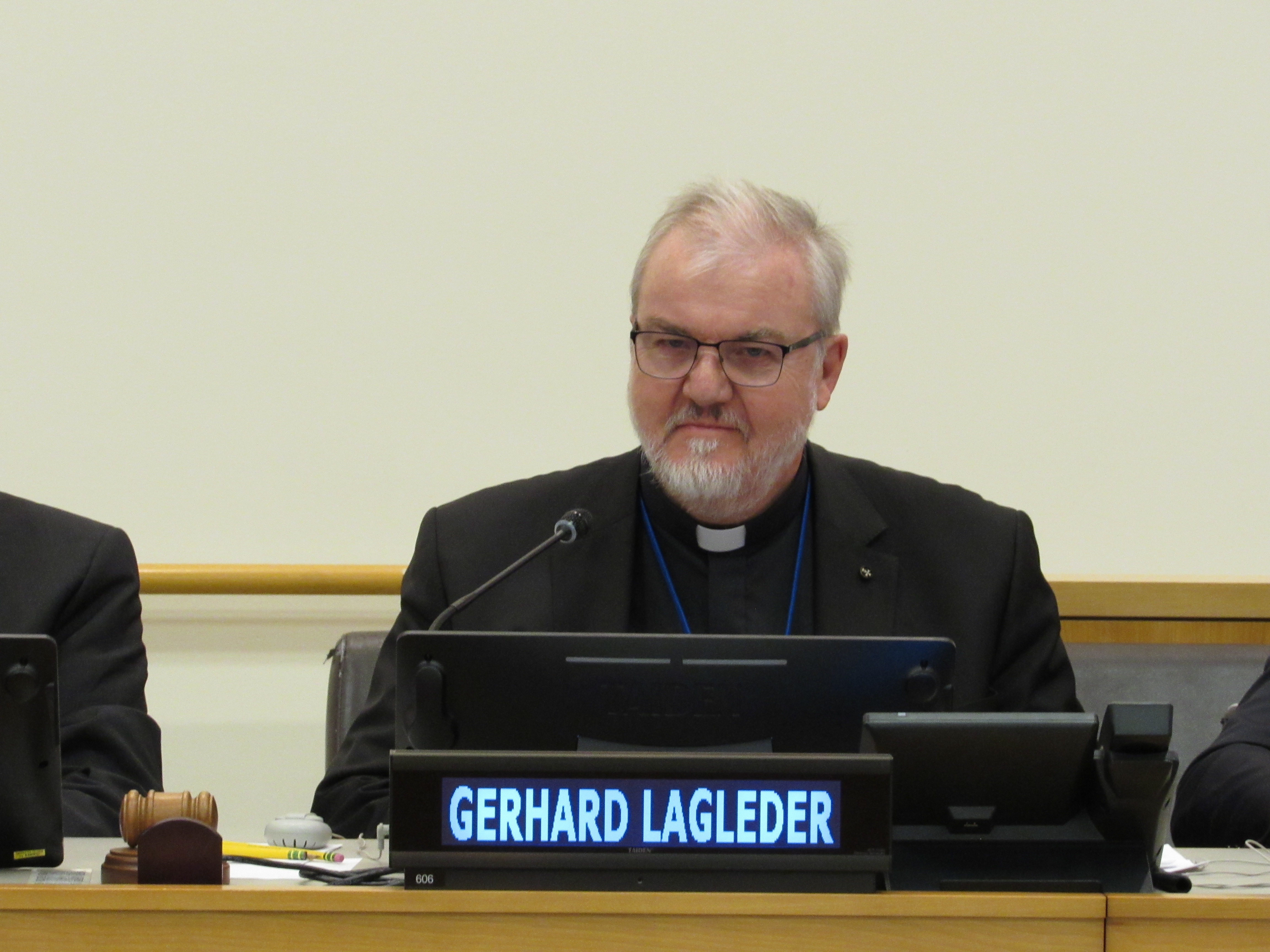 Pater Gérard während der Podiumsdiskussion