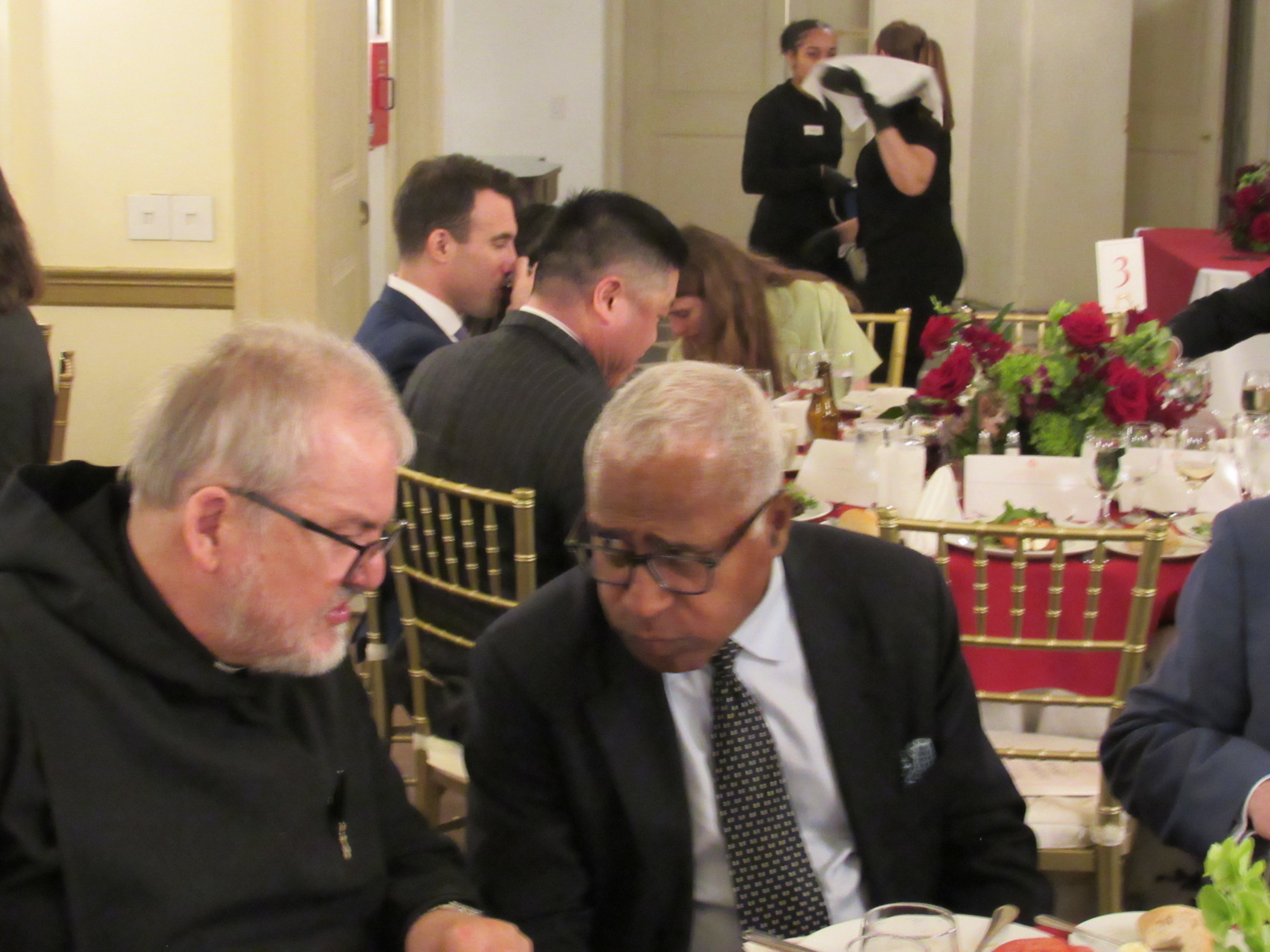 Gespräch beim diplomatischen Abendessen